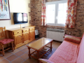 Salón con sofá-cama y televisión