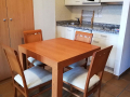 Cocina y mesa de comedor