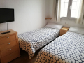 Dormitorio con dos camas de 90 y TV