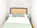 dormitorio con cama de matrimonio