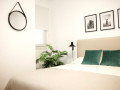 dormitorio con cama king size