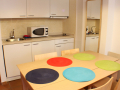 Cocina y mesa para comer