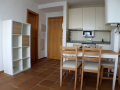 Cocina equipada y mesa para comer