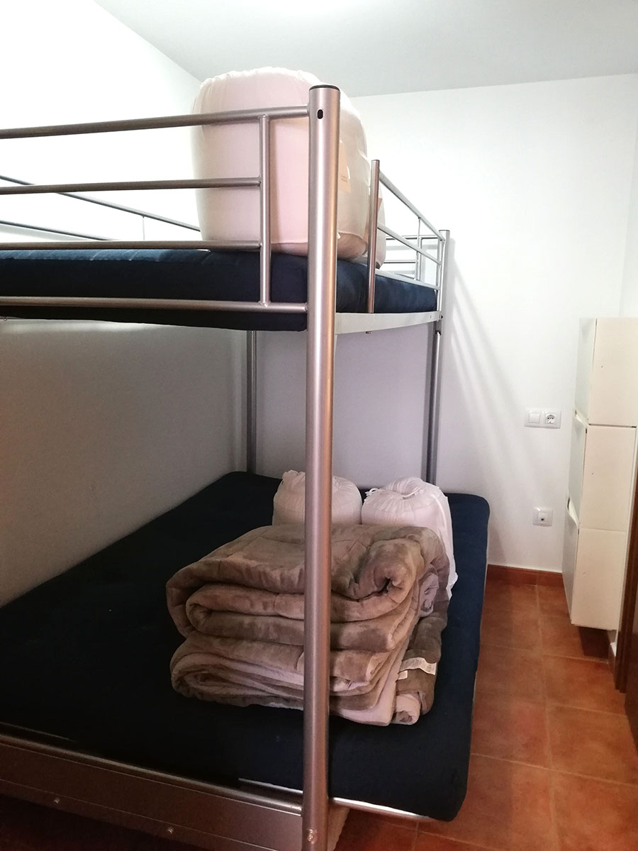 dormitorio con litera (cama de matrimonio abajo e individual arriba)