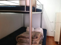 dormitorio con litera (cama de matrimonio abajo e individual arriba)