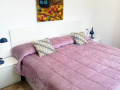 dormitorio con cama de matrimonio